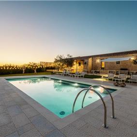  6 bedroom villa with heated pool in Modica, sleeps 18